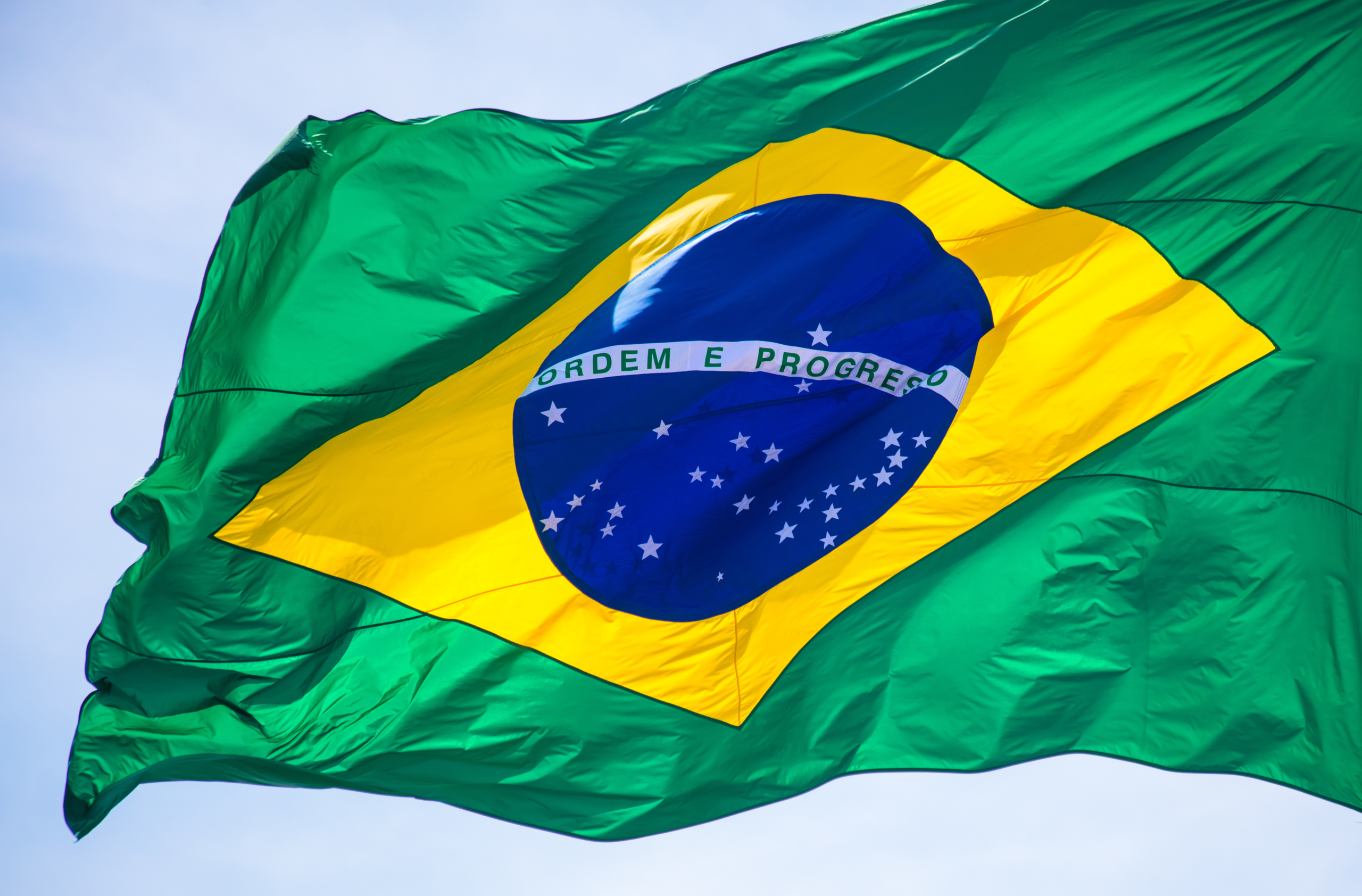 bandeira do brasil hasteada. 