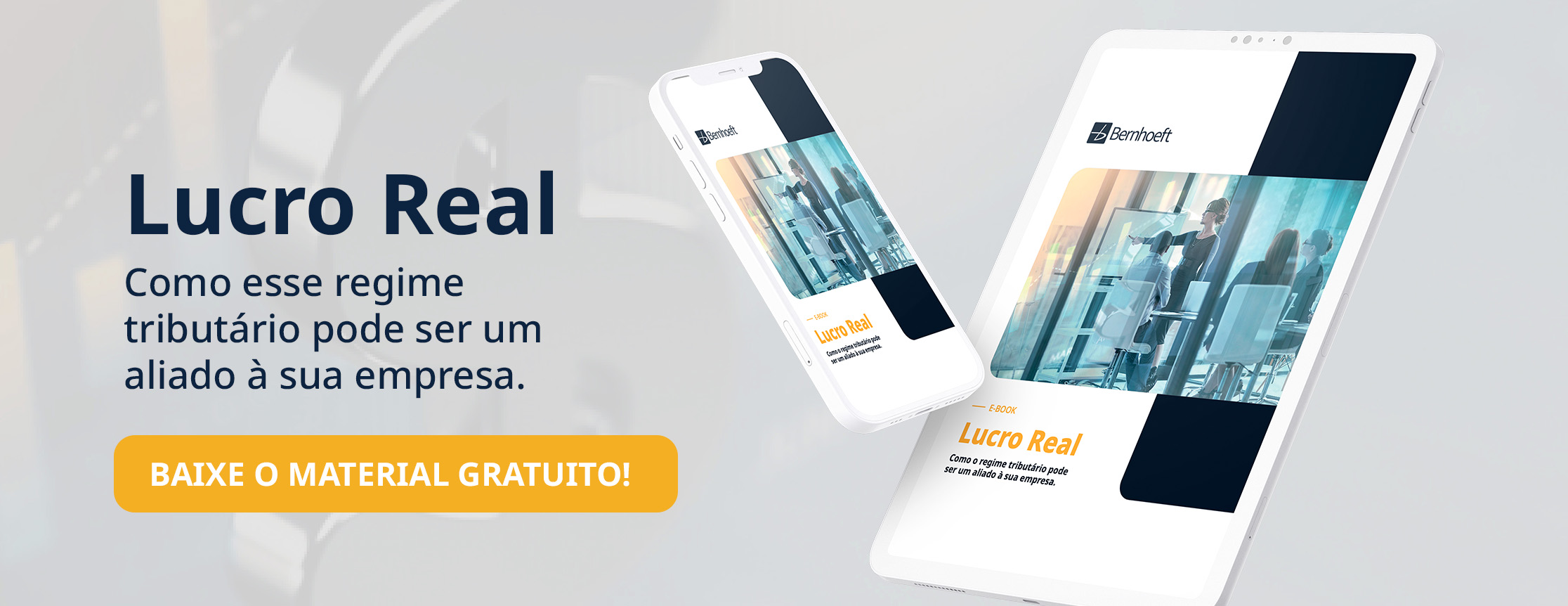 arte com background cinza, tablet e celular ao lado direito com capa do ebook. lado esquerdo a frase escrita em azul — lucro real, como esse regime tributário pode ser um aliado à sua empresa — link disponível para download do ebook. 