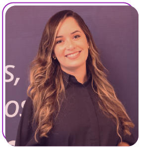 foto de uma funcionária bernhoeft sorrindo para a câmera. imagem para o serviço de análise trabalhista