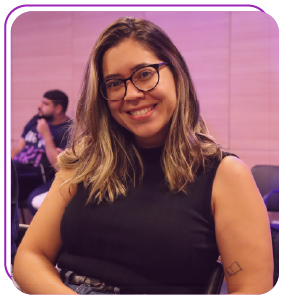 funcionária Bernhoeft sorrindo para a câmera