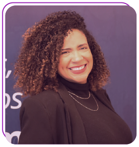 funcionária bernhoeft sorrindo para a câmera.