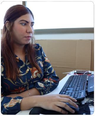 Funcionária Bernhoeft em frente ao seu computador