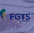 FGTS Digital: No primeiro plano escrito em letras azul-marinho a frase "FGTS Digital" e a imagem de fundo é uma pessoa digitando em um teclado de computador.